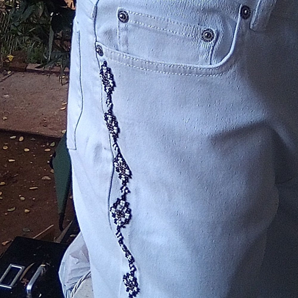 Lauren Jeans Co. Size 8 Petite White Denim Jeans With Beaded side Seams. - Picture 2 of 10
